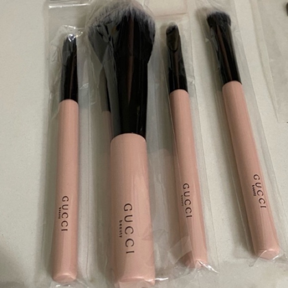 Gucci Beauty Travel Makeup brush set with Pink Holder.